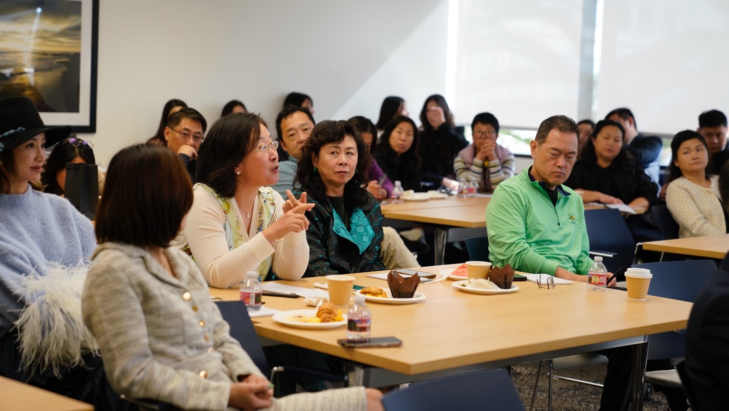 一群人坐在桌子前

描述已自动生成