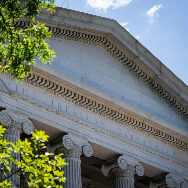 数十年来鲜见！美联储降息美债收益率却攀升，华尔街激辩背后原因